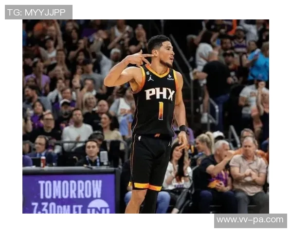 布克半场表现出色11投5中斩获17分4助攻三分球命中率高达667